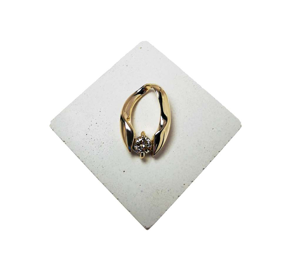14kt yellow gold diamond pendant with 0.25ct round brilliant diamond

