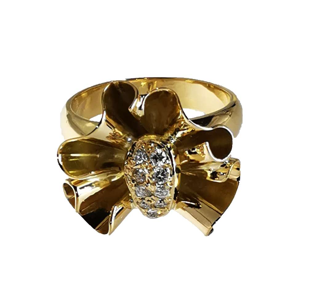 15kt yellow gold flower ring with round brilliant diamonds
