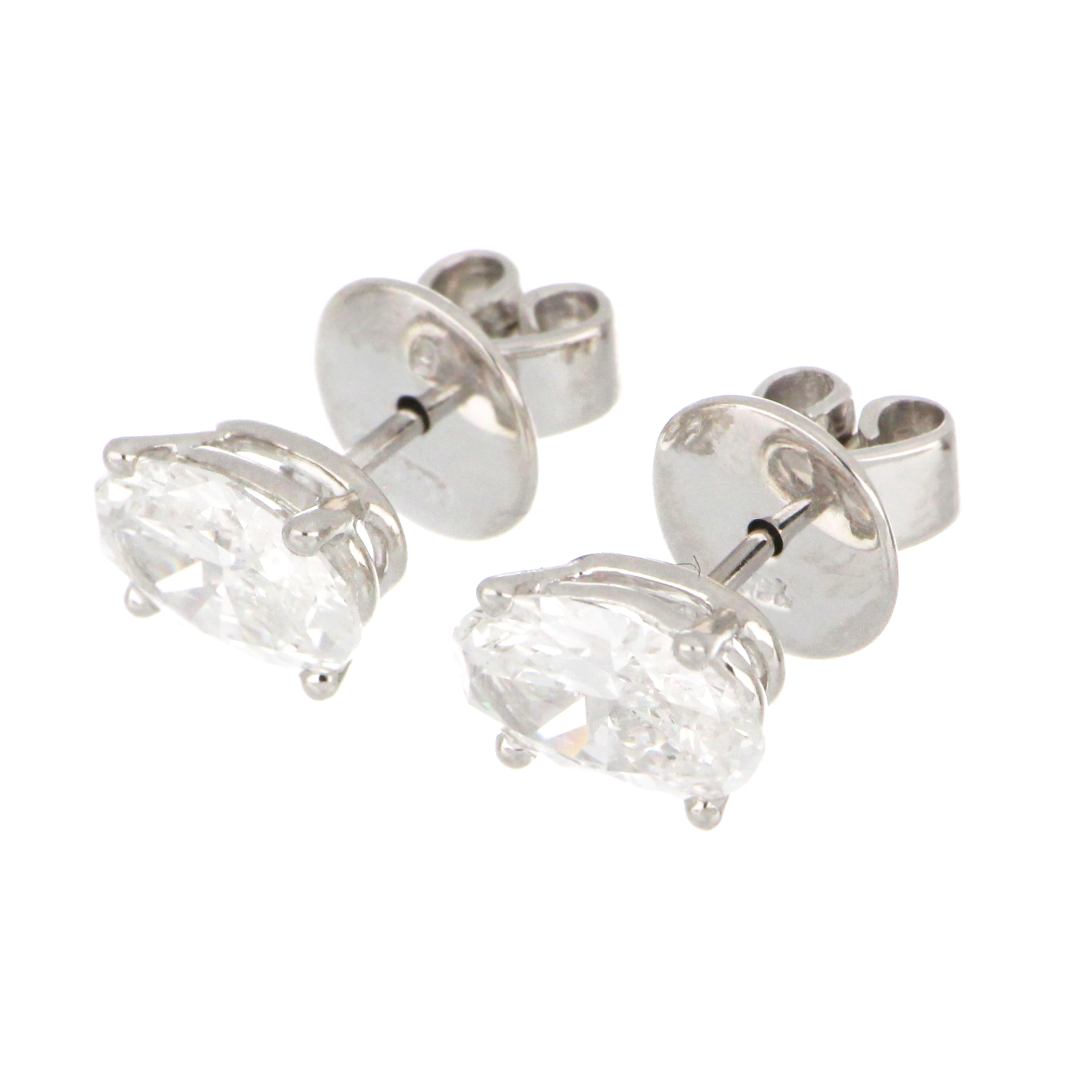Close-up of 18kt white gold diamond stud earring featuring oval brilliant cut diamond in 4-claw setting, showcasing clarity and sparkle
