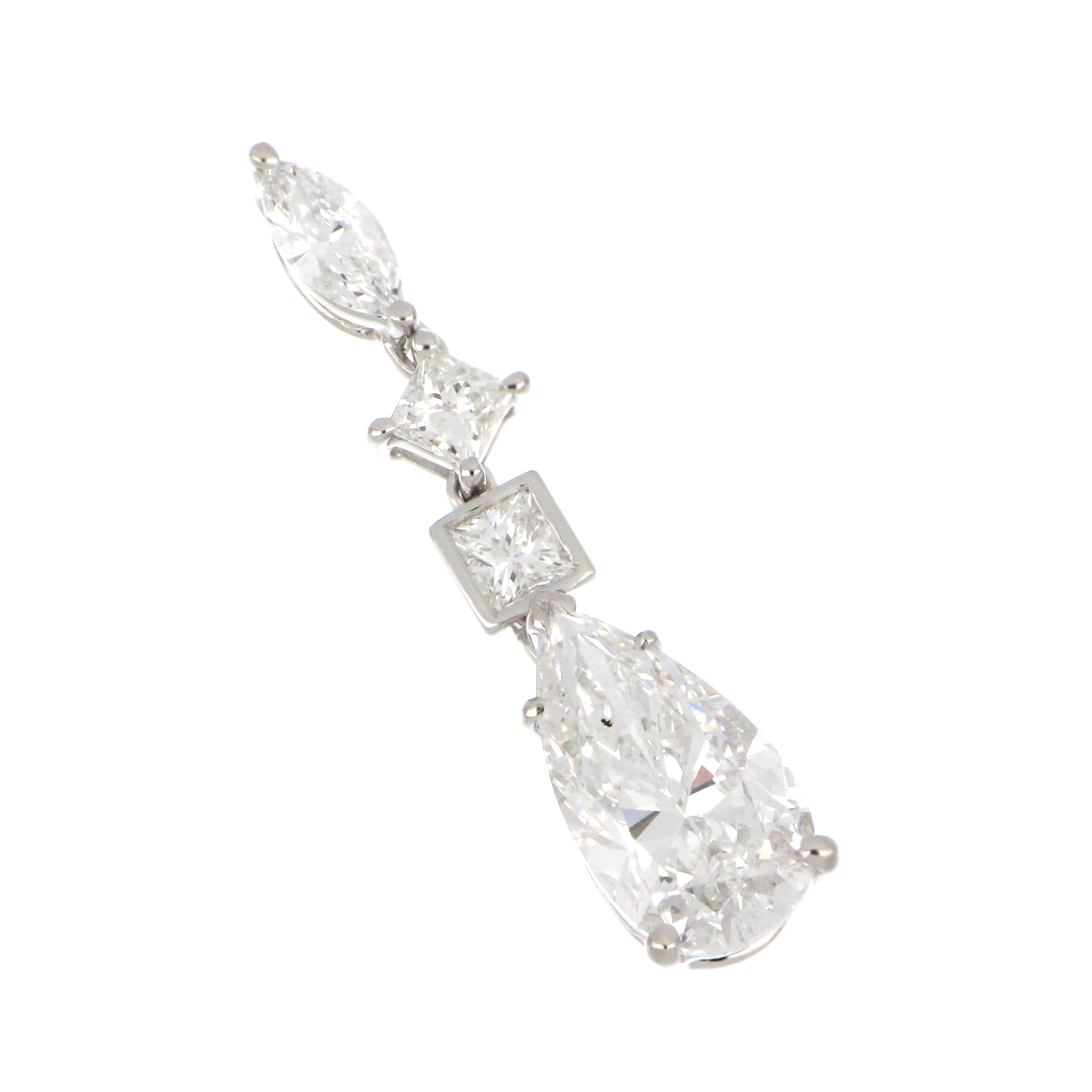 18kt white gold diamond pendant, pear-shaped center diamond, detailed front view