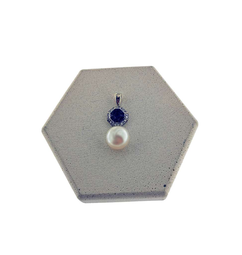 14kt white gold cultured pearl pendant with 9.0-9.5mm white pearl, blue sapphires and diamonds, close-up front view