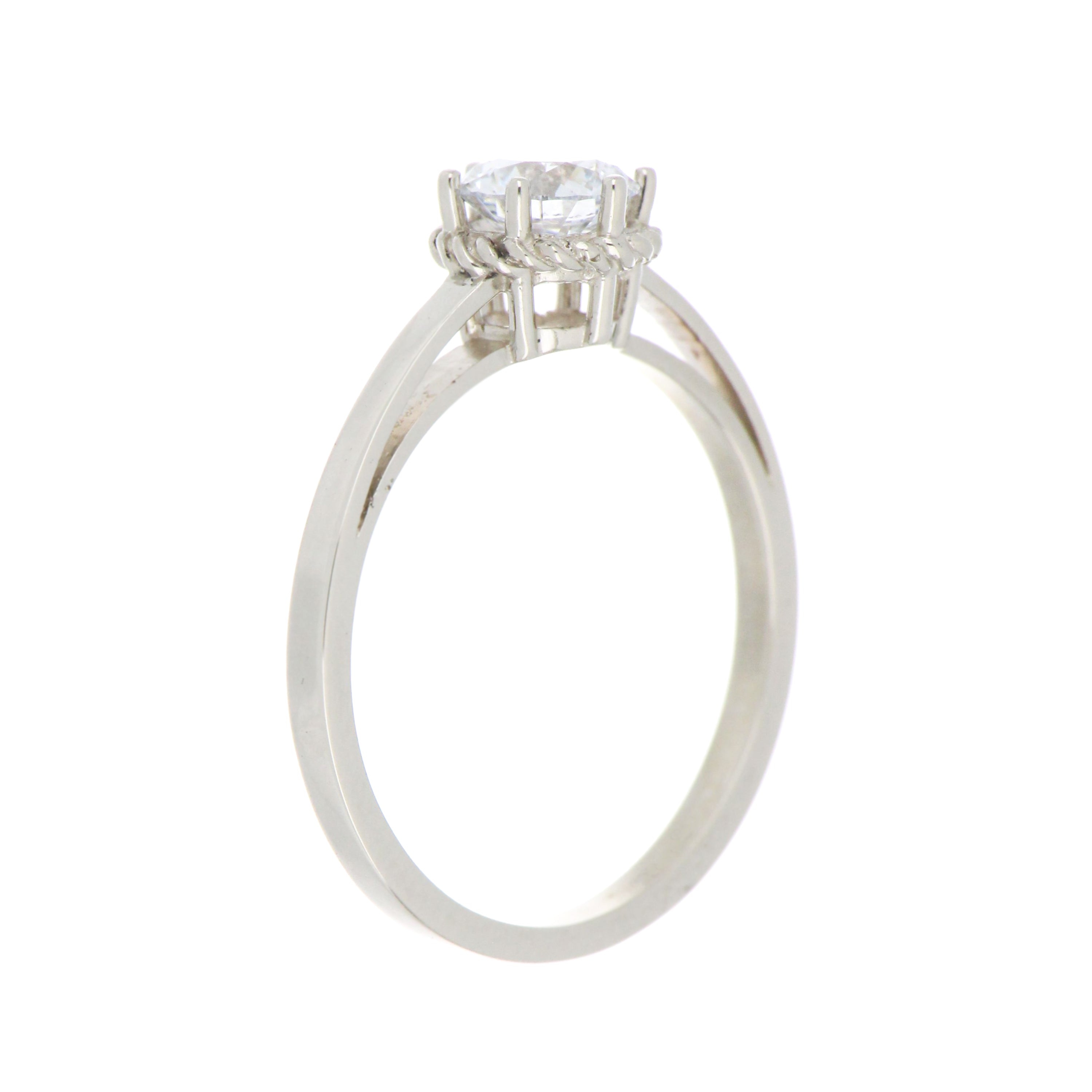 Close-up of 0.72ct round lab grown diamond with VS1 clarity and D color in 14kt white gold claw setting