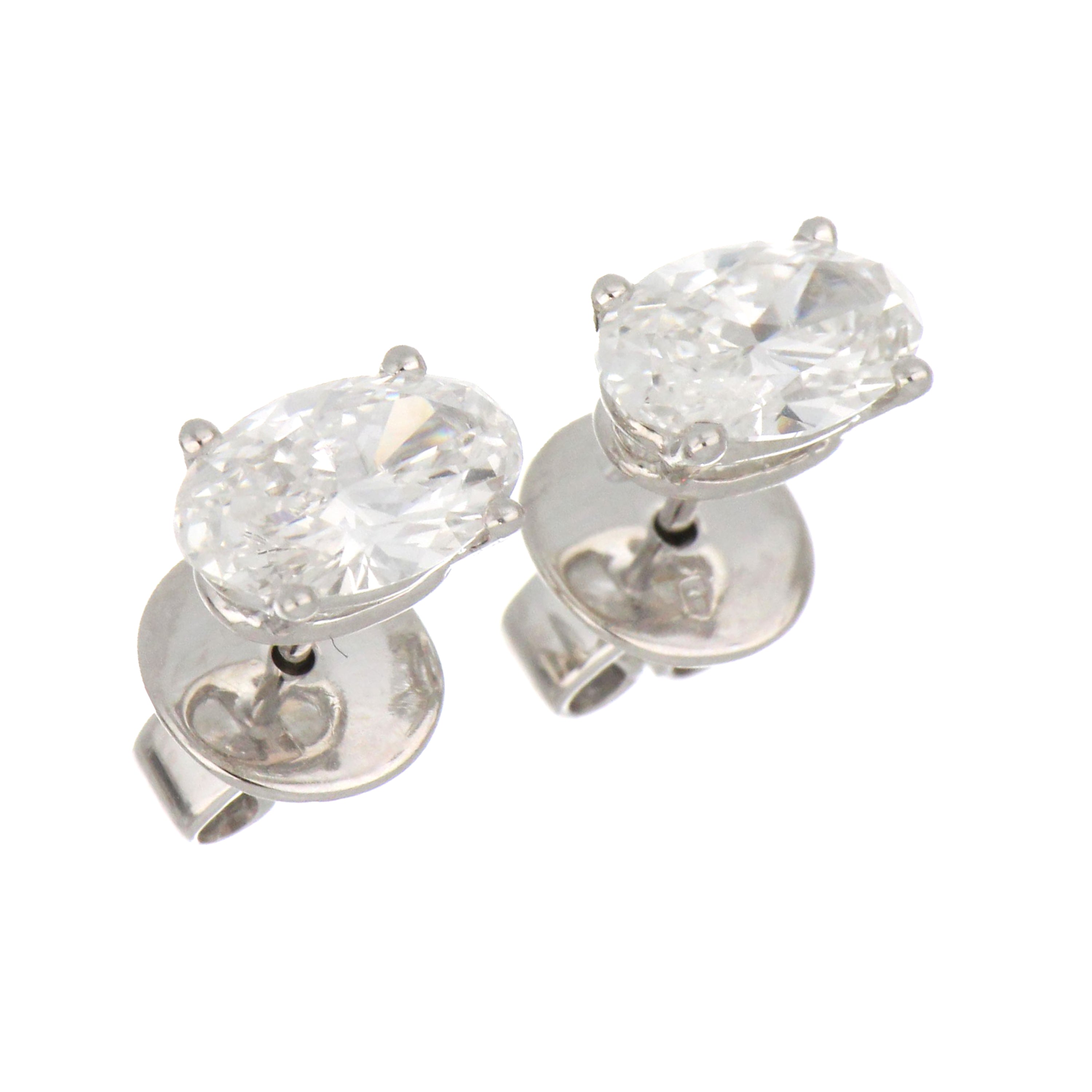 Side profile of 18kt white gold diamond stud earring highlighting the post and butterfly backing with precise craftsmanship