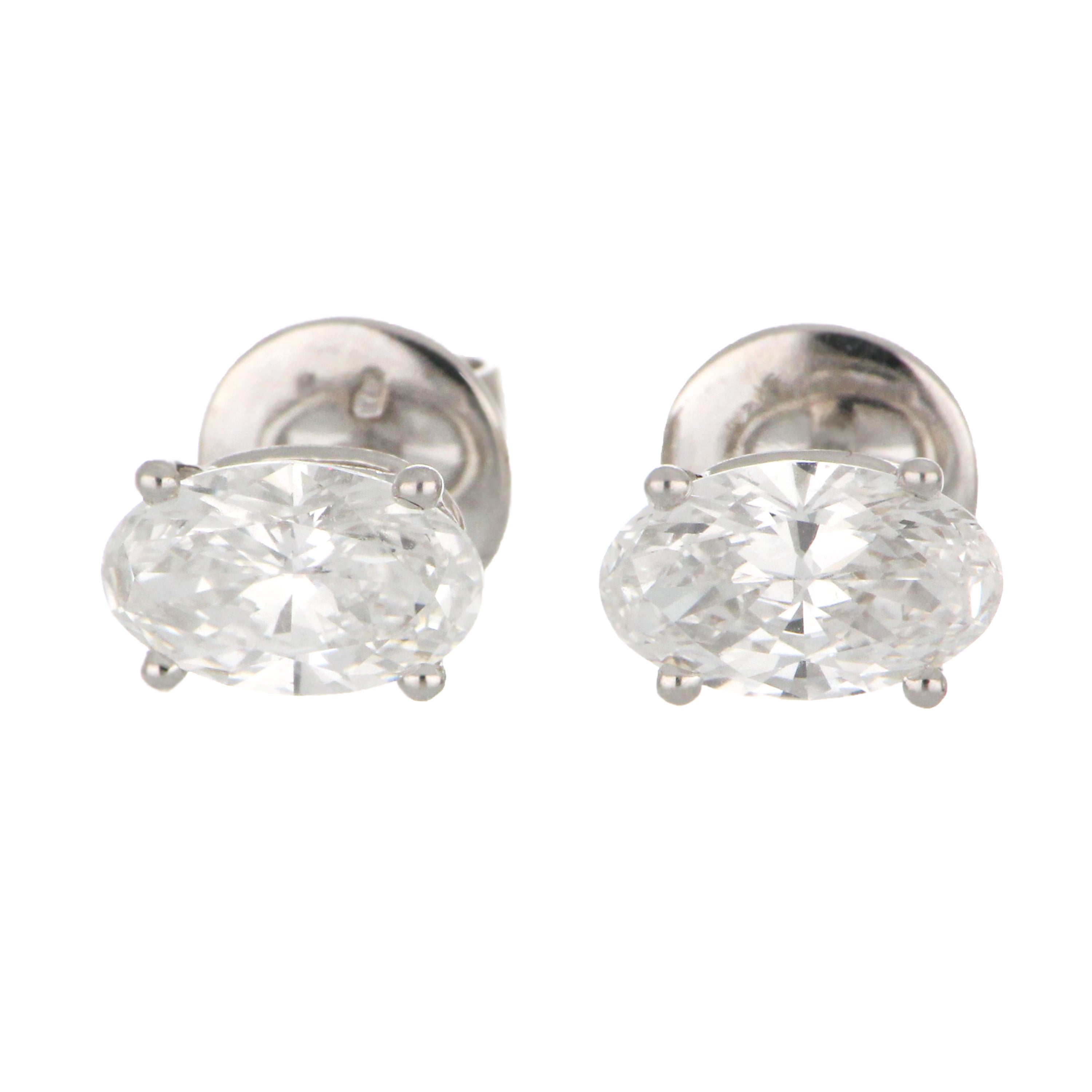 Detailed top view of oval diamond in 18kt white gold claw setting showing facets and high clarity