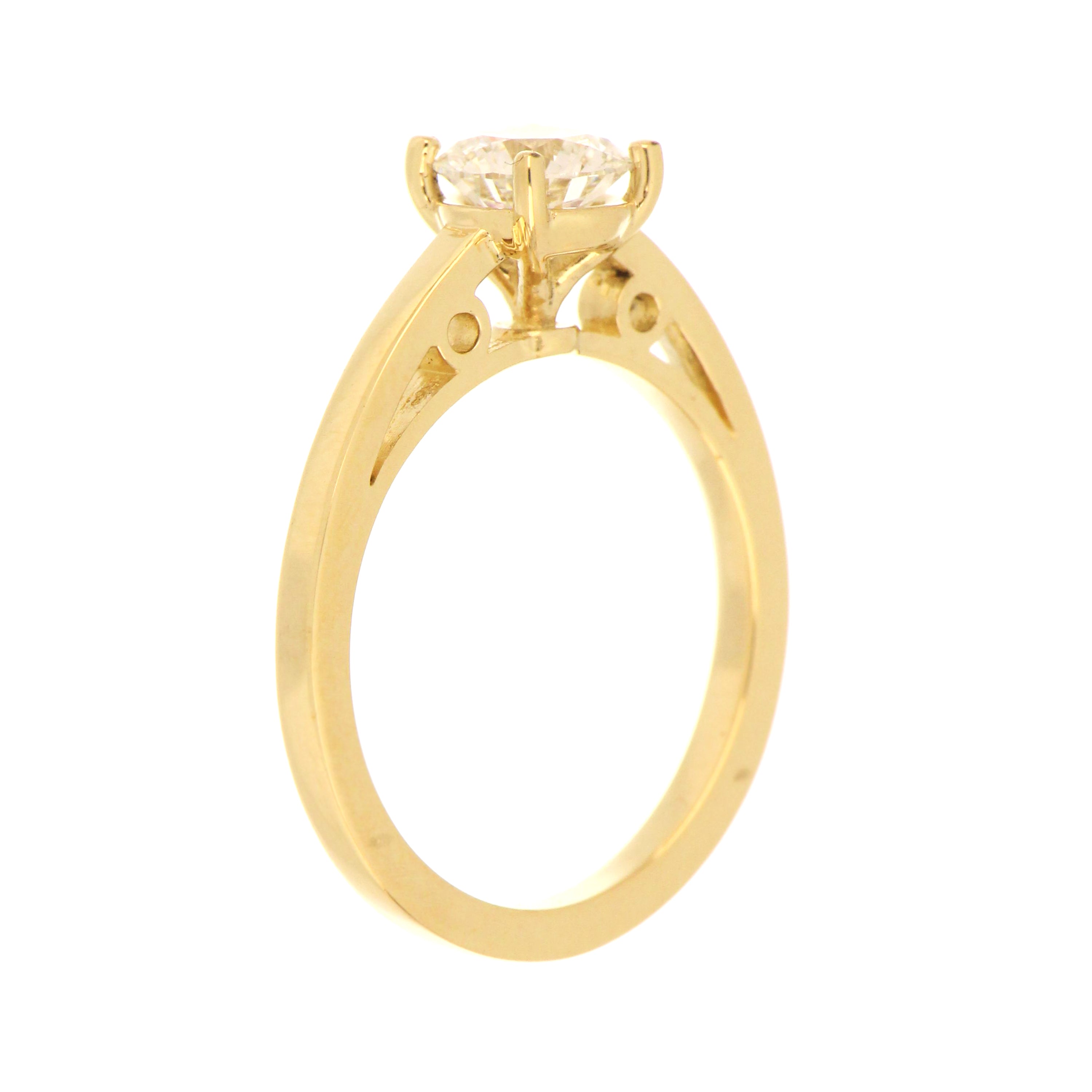 Close-up of round brilliant cut lab grown diamond with VS1 clarity and E color in gold setting