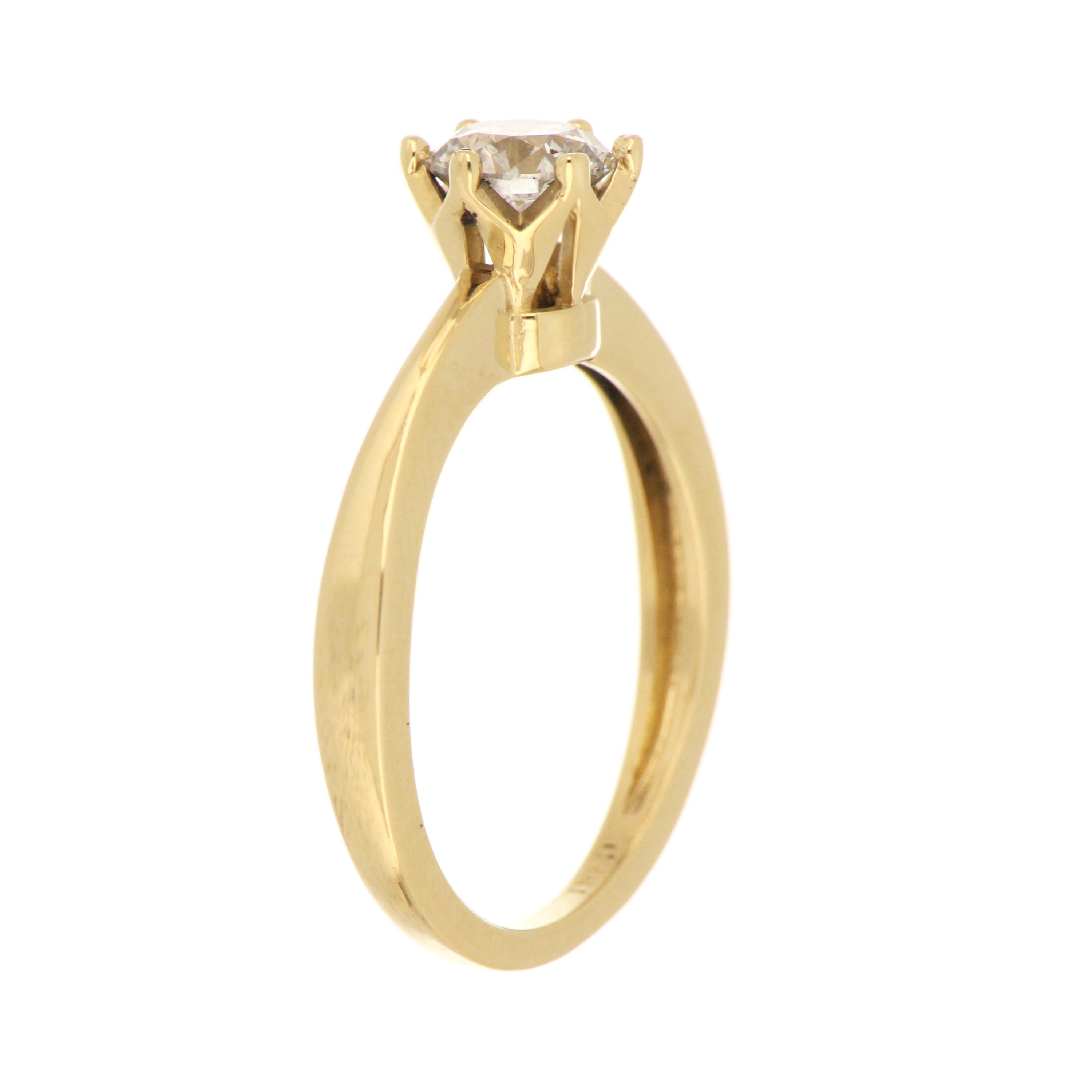 Top view of round lab grown diamond with D color, VS1 clarity set in yellow gold solitaire ring