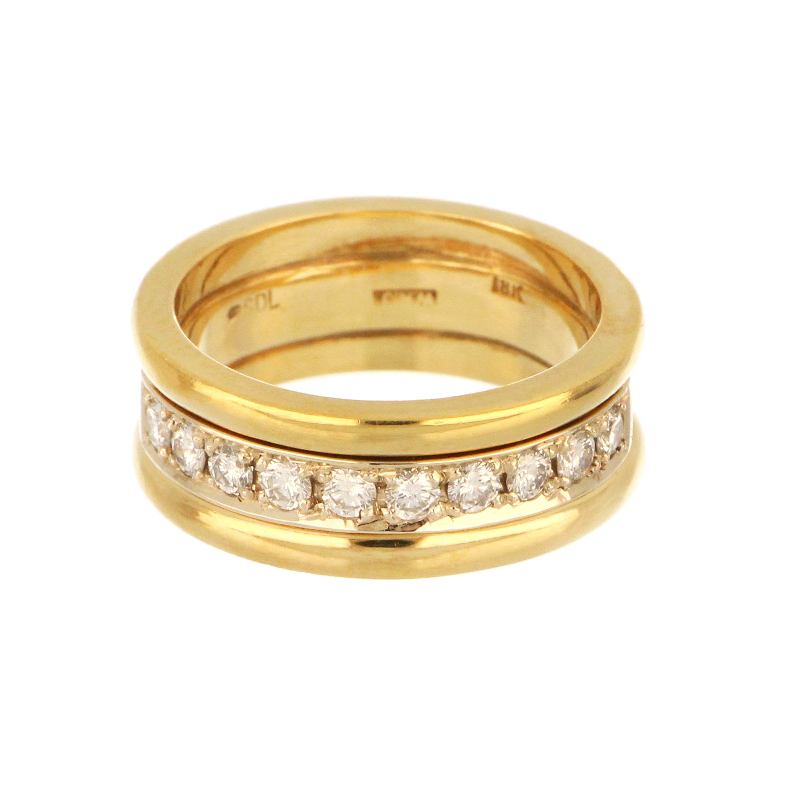 Detailed view of 18kt yellow gold diamond band, displaying VS2 clarity diamonds with G-H color