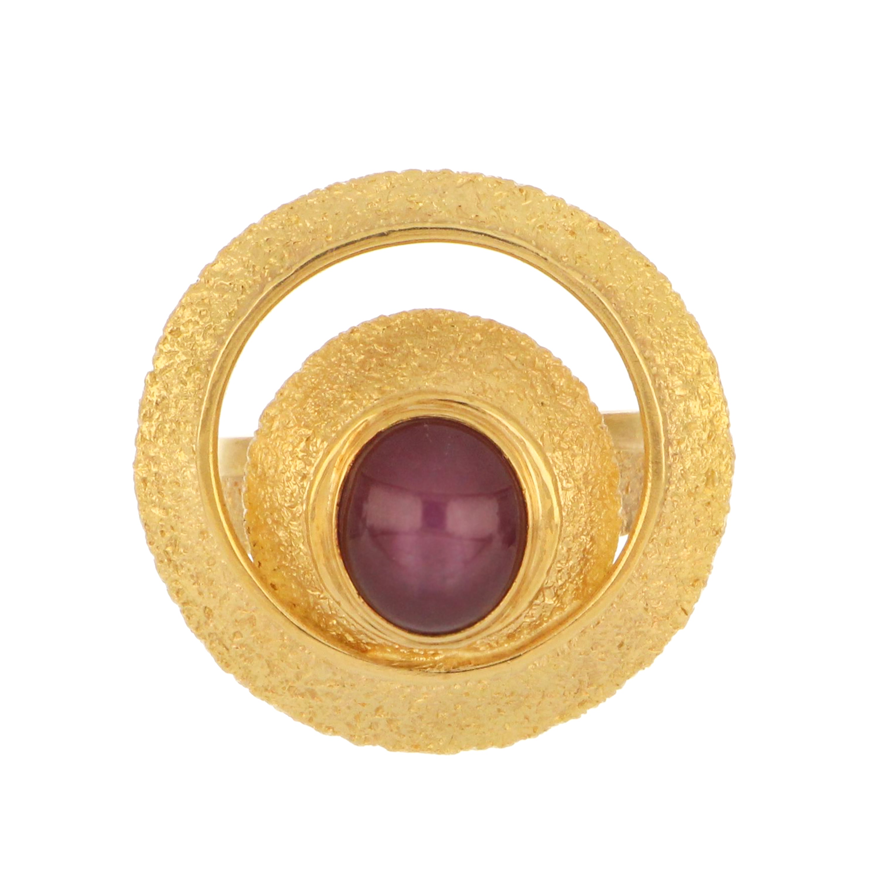 Fine jewelry dinner ring in yellow gold with bezel-set star ruby stone