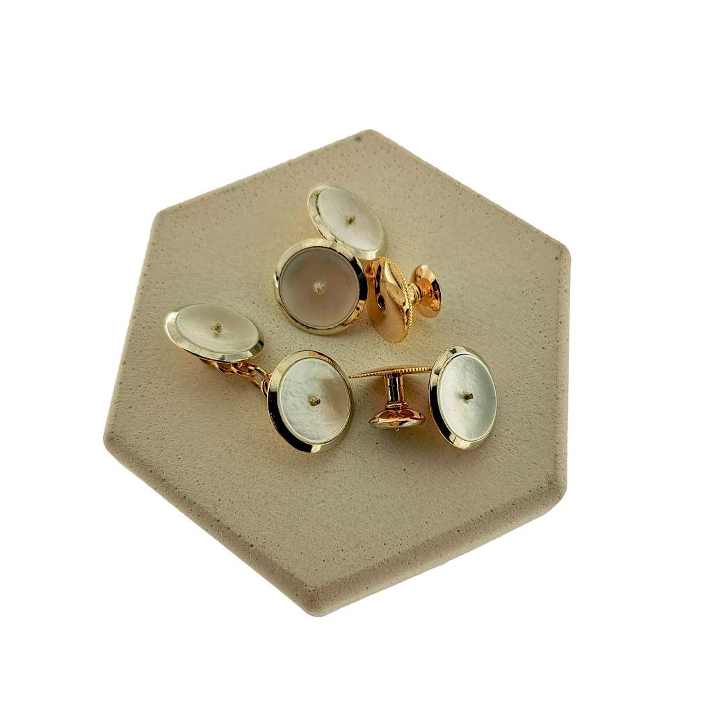 9kt yellow gold cufflinks with white mother-of-pearl inlay