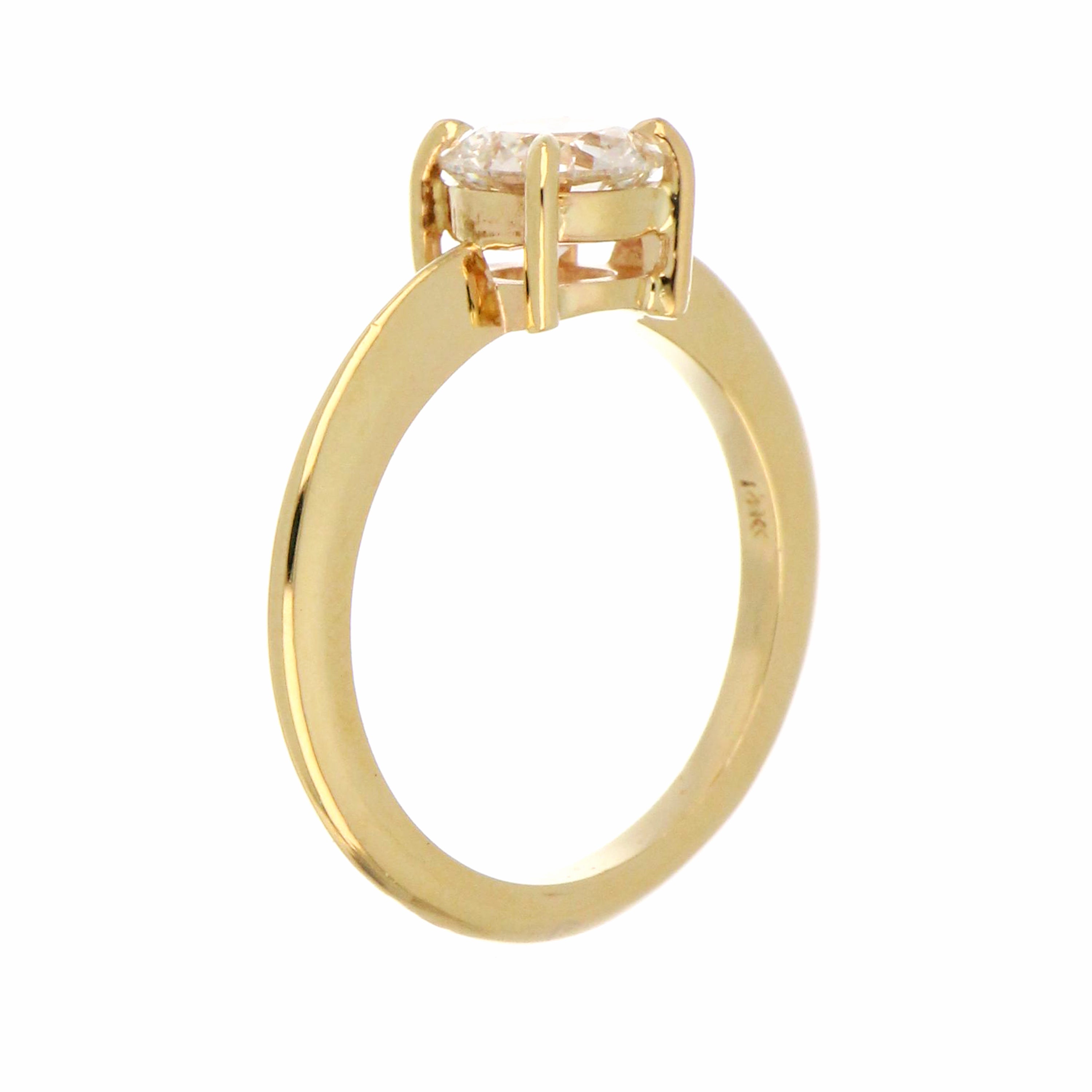 Close-up macro shot of VS1 clarity F color lab grown diamond set in 14kt yellow gold ring