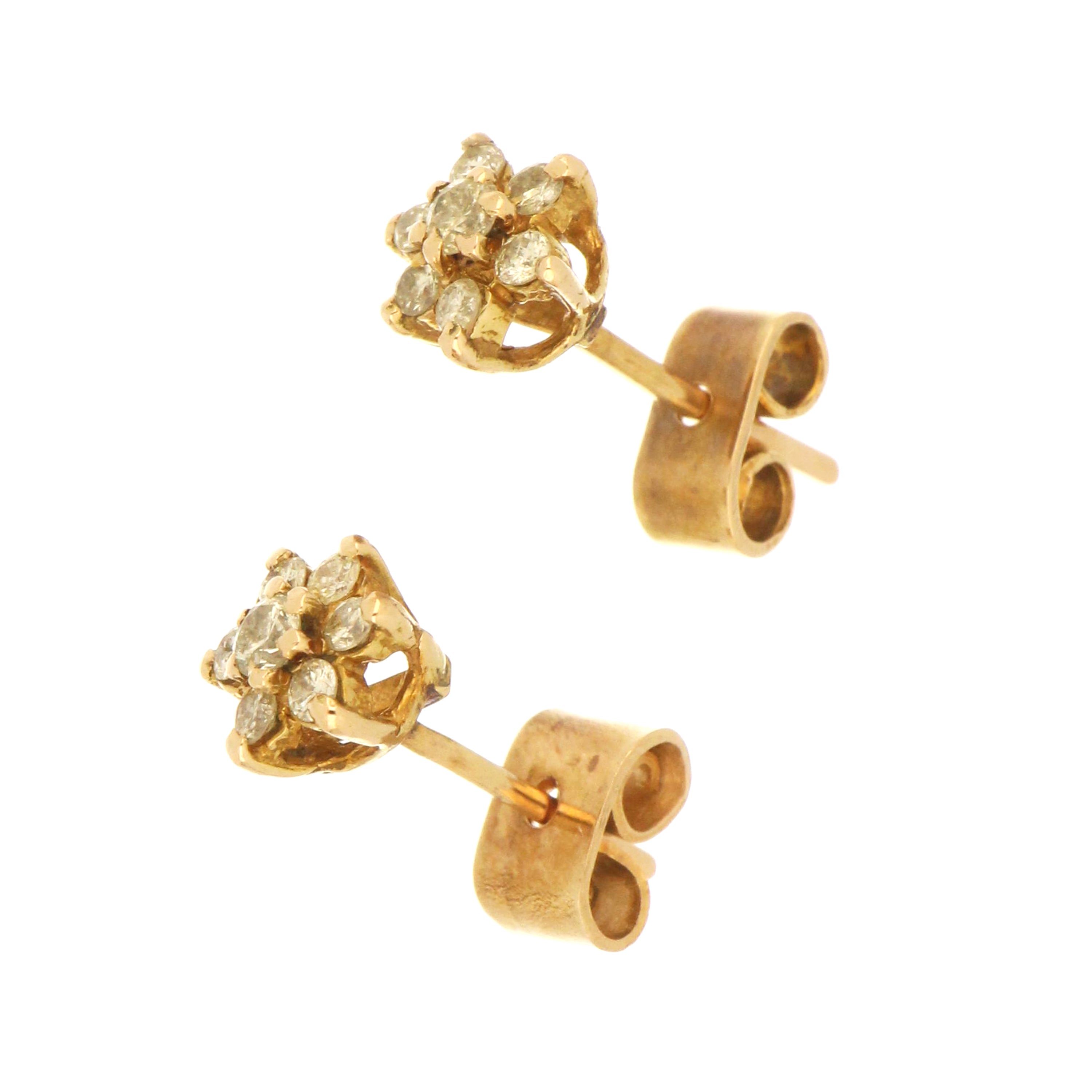 Elegant 18kt yellow gold stud earrings featuring a 7-stone diamond floral cluster, champagne tone.