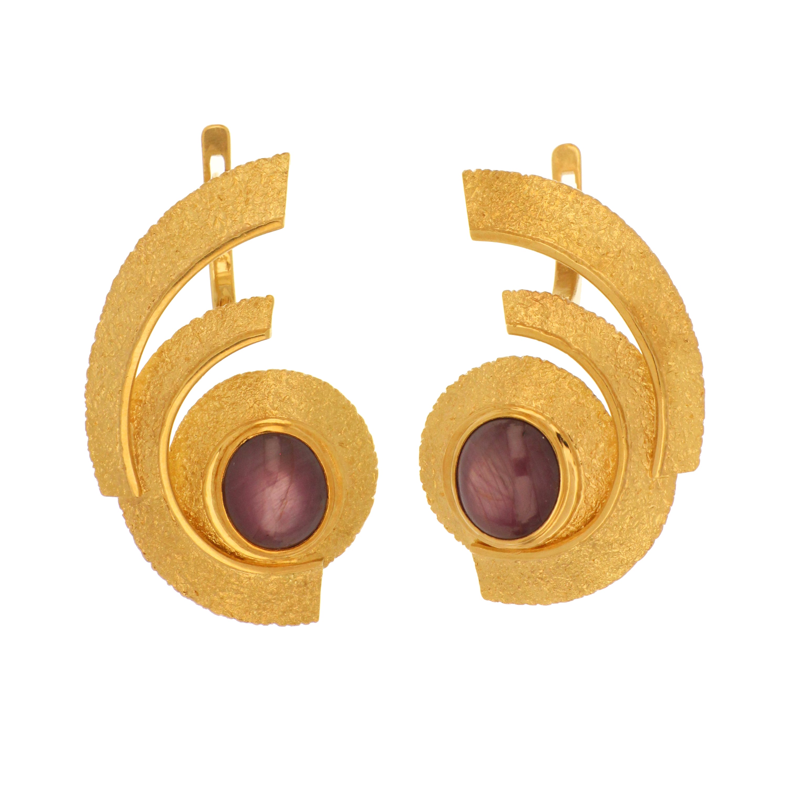 Pre-owned 18kt yellow gold earrings with oval cabochon star rubies, textured swirl design.