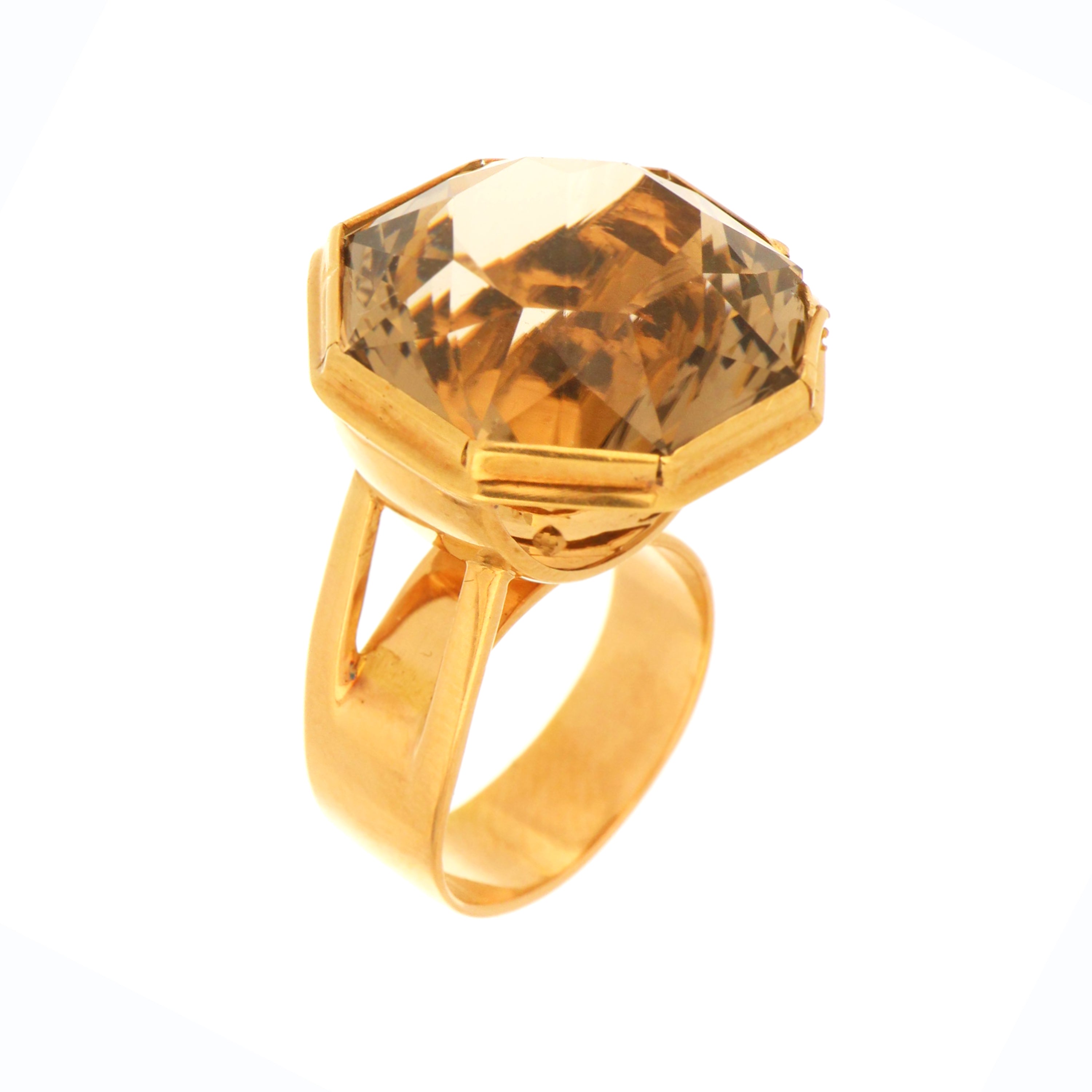 Side angle of rose gold smoky quartz dinner ring
