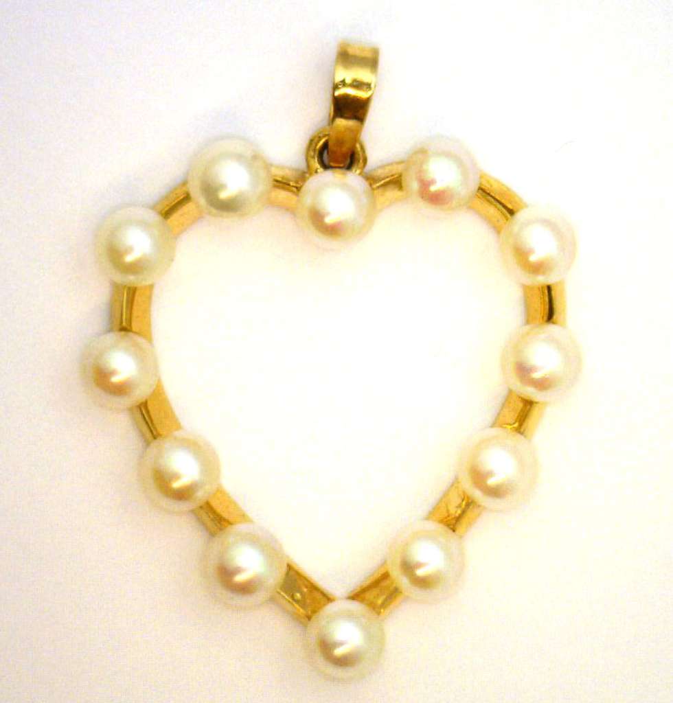 Close-up of 10kt yellow gold heart-shaped pendant featuring a 3.0-3.5mm white cultured pearl, highlighting delicate craftsmanship and lustrous finish
