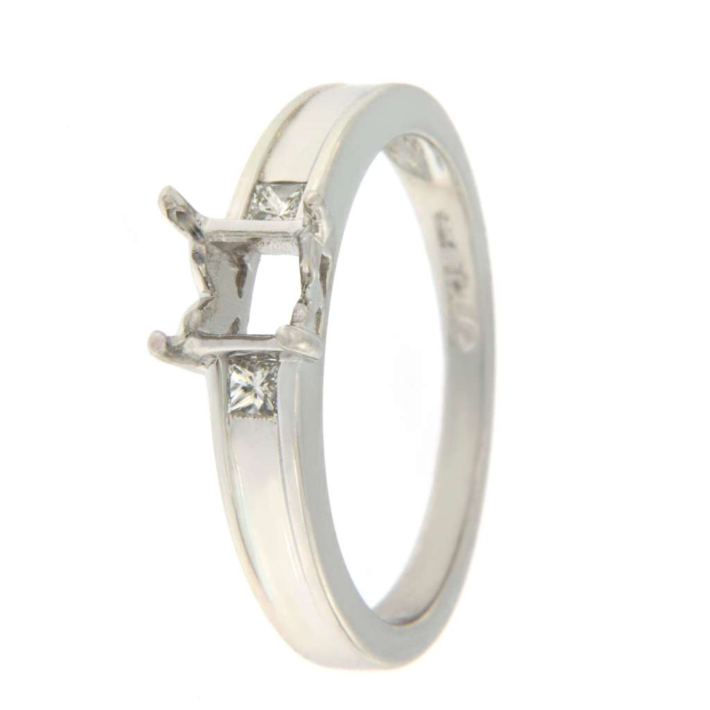 Close-up of the 14kt white gold ring mounting highlighting the prong setting for square-shaped center stone