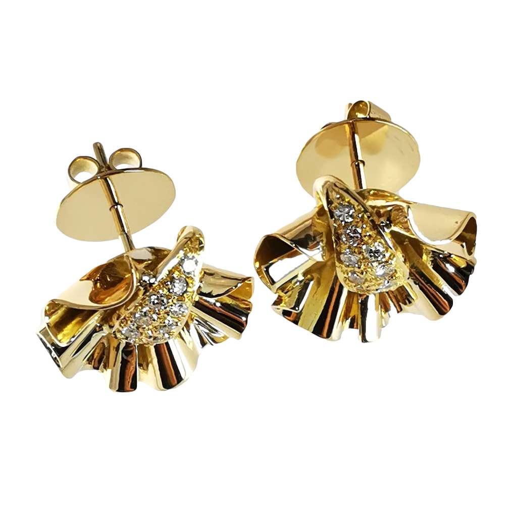 Side angle of 15kt yellow gold diamond flower style stud earring weighing 9.18 grams