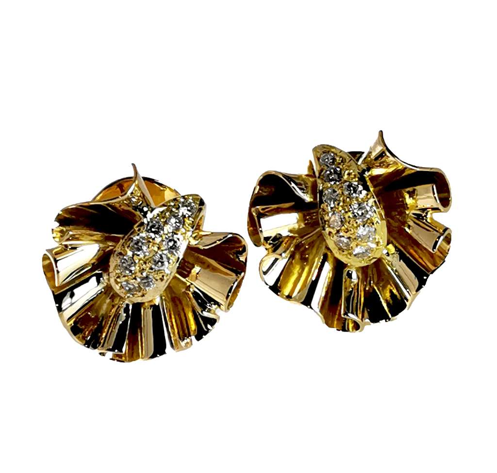 Close-up of 15kt yellow gold diamond stud earring in flower motif showing 18 round brilliant cut diamonds