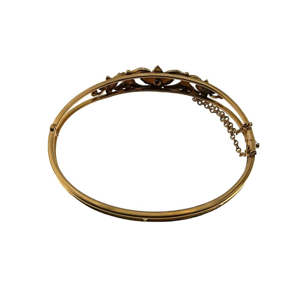 Curved profile of antique bangle, highlighting 14.53 grams yellow gold and pearl detailing