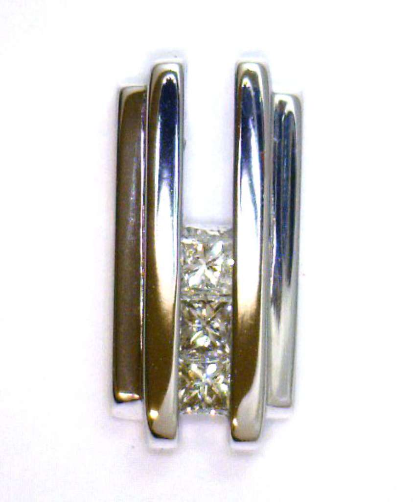 14kt white gold diamond pendant