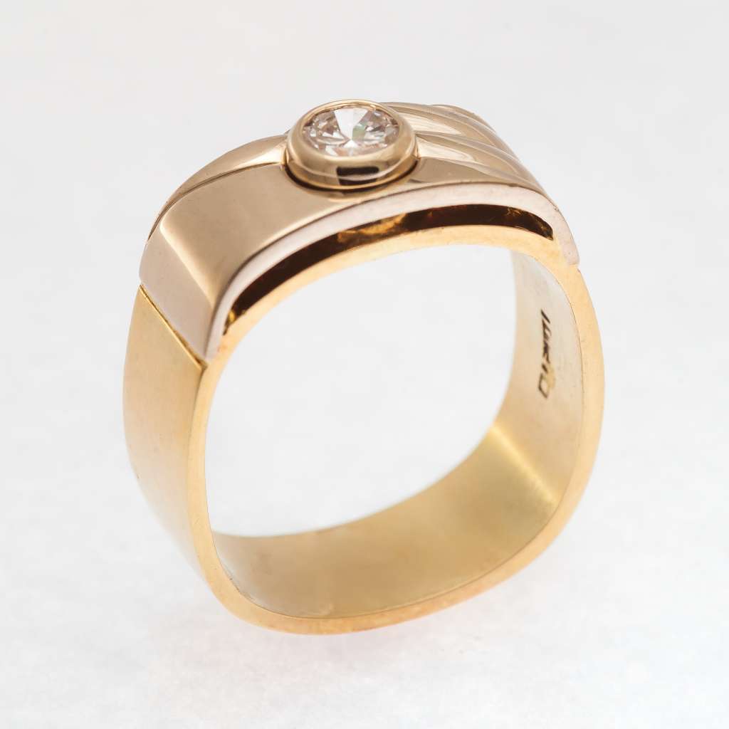 14kt yellow gold ladies ring with round brilliant cut 0.30ct diamond in bezel setting, front angle