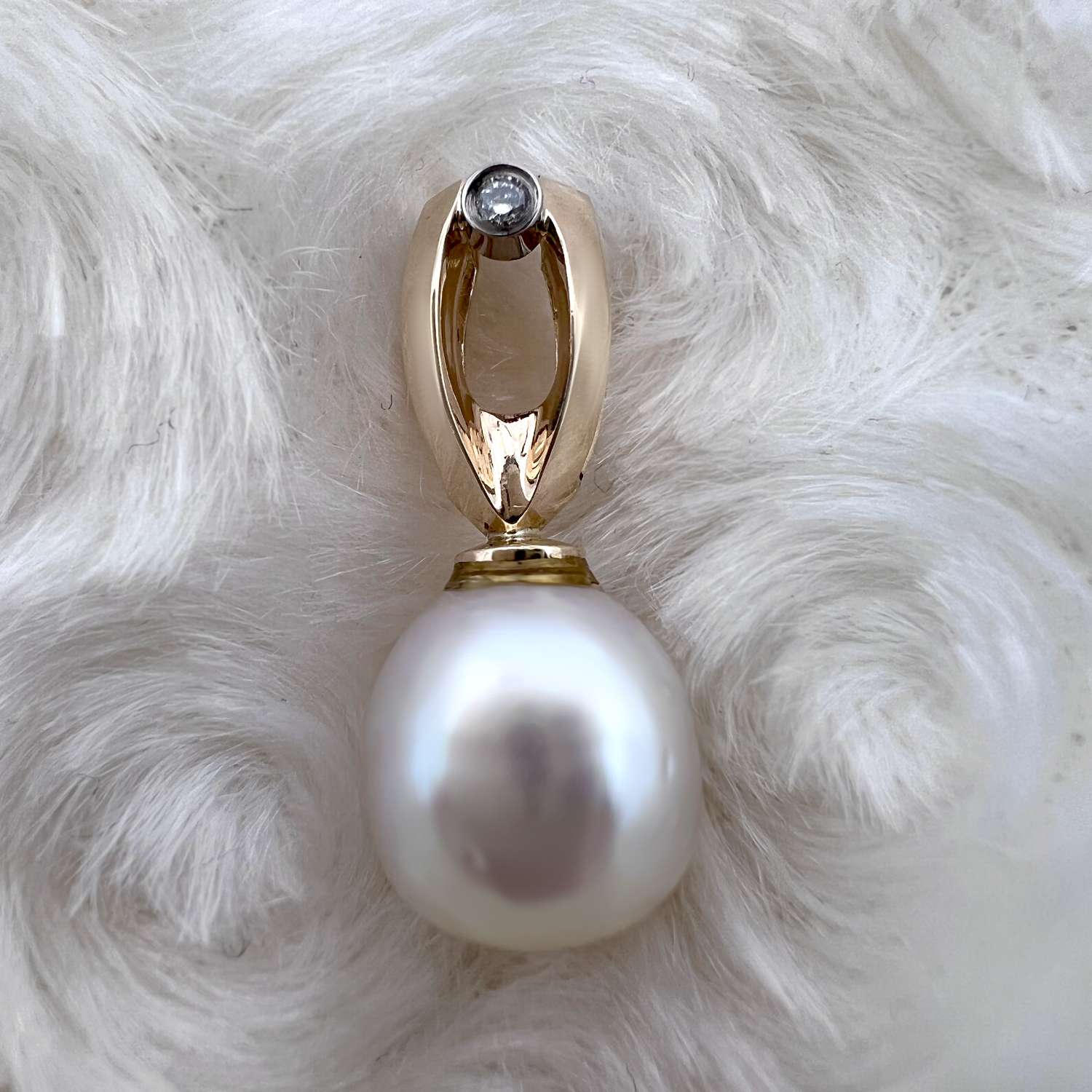 14kt yellow gold pearl pendant