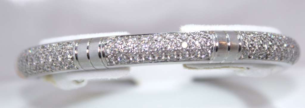 18kt white gold diamond bangle showcasing 81 round brilliant cut diamonds set across the polished surface, detailed close-up