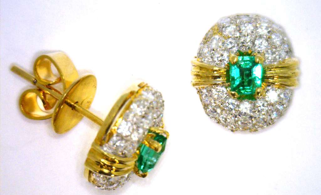 18kt yellow gold stud style emerald earrings