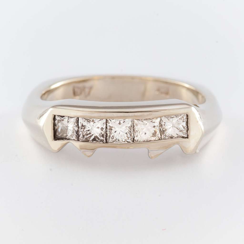 Close-up of ladies' 18kt white gold diamond wedding band highlighting VVS-VS1 clarity princess cut diamonds