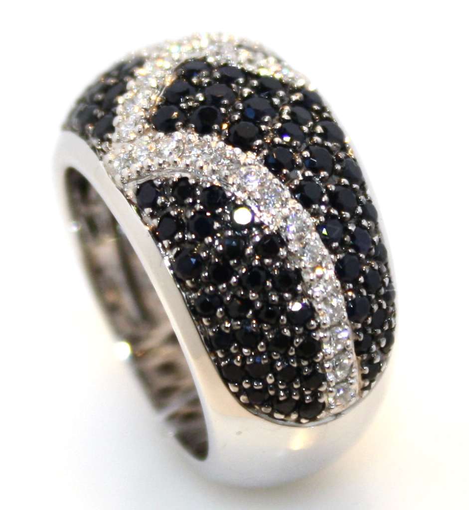 Close-up of 18kt white gold ring with 35 diamonds and 91 black sapphires, detailed view of brilliant cuts and sapphire color