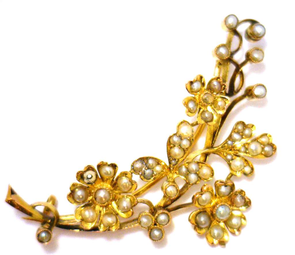 Antique 18kt yellow gold brooch set with white seed pearls, close-up front view showing intricate pearl motif and gold detailing, approx. 9.23 grams