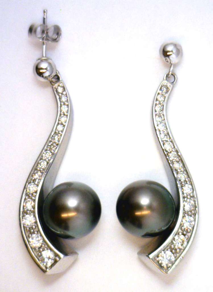 14kt white gold Tahitian pearl earrings