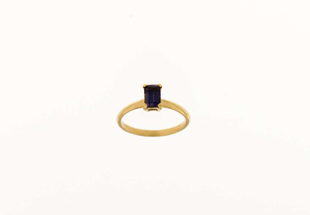 Close-up of 18K yellow gold ladies' ring with emerald-cut blue-violet Iolite gemstone from top angle