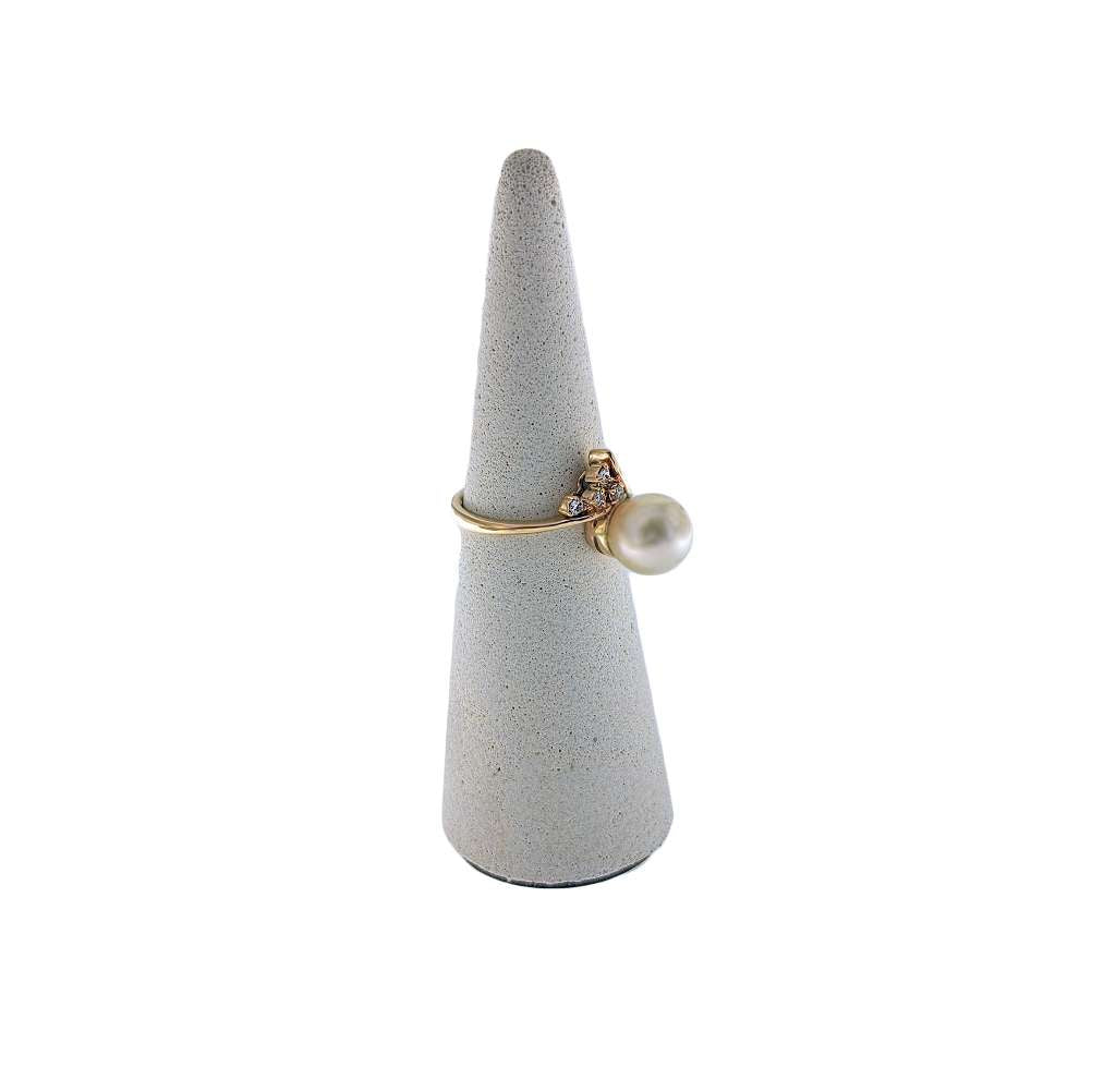 Elegant 16kt yellow gold ring displaying white round cultured pearl and sparkling diamonds, top view highlighting setting details