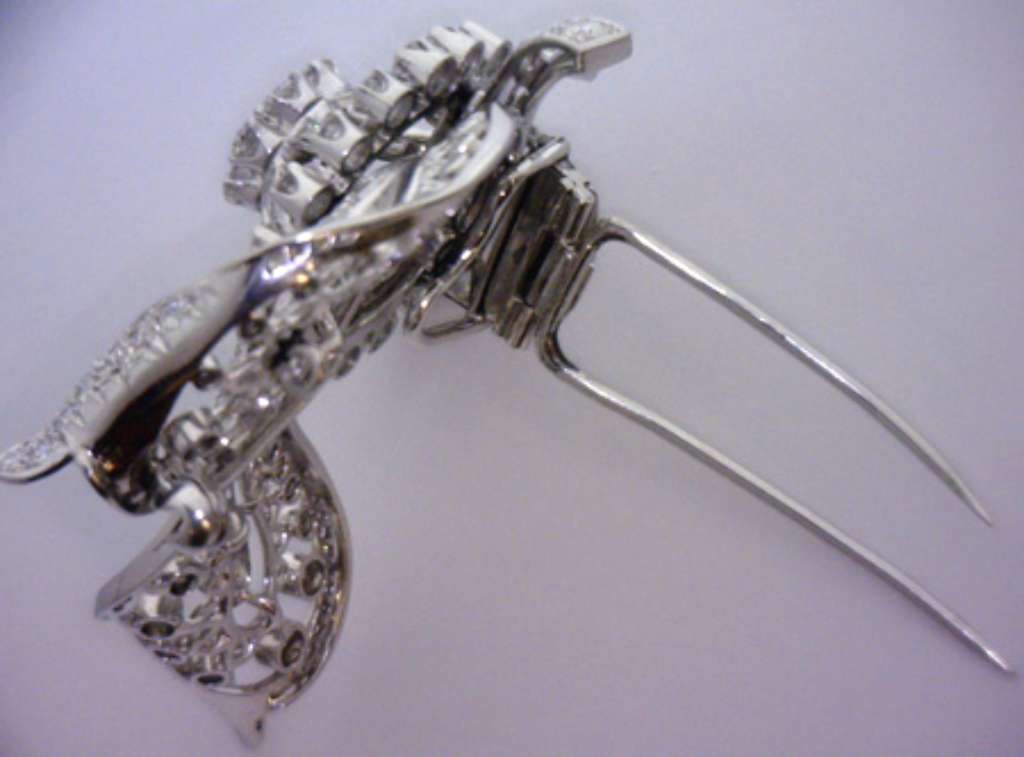 Detailed view of VS2-SI2 clarity diamonds with H-J color grading set in claw platinum