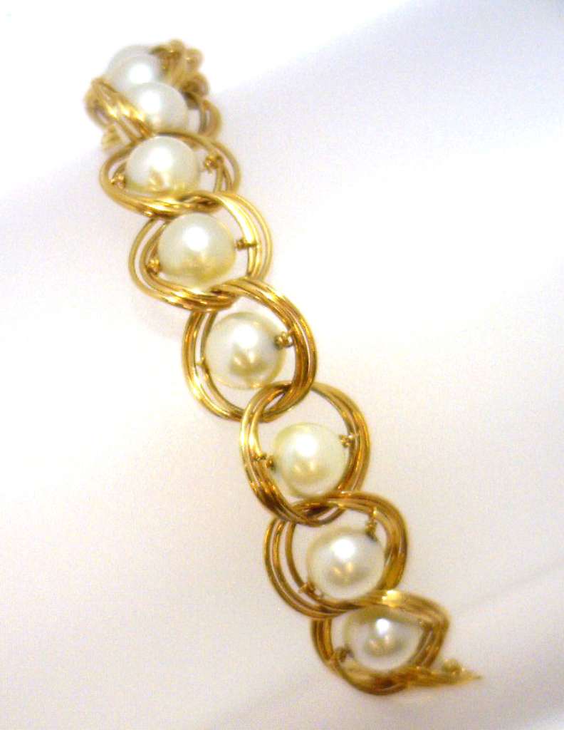 Ladies' 14kt yellow gold pearl bracelet