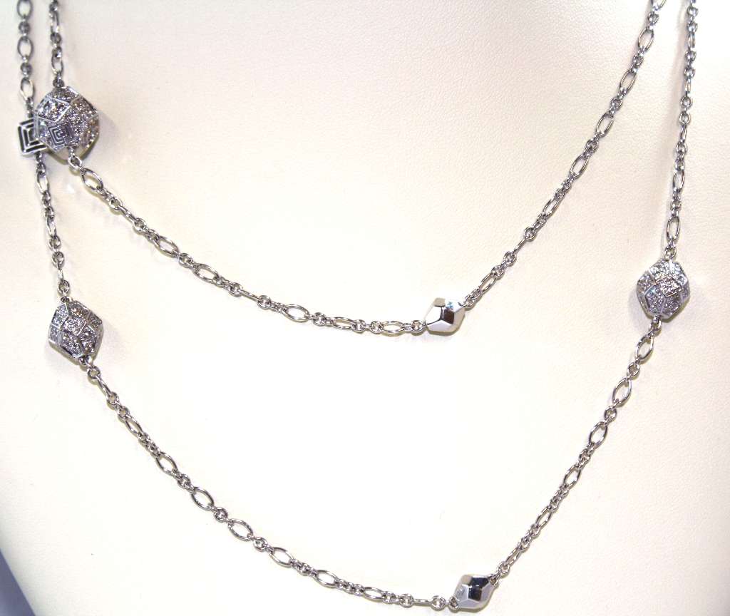 Elegant 18kt white gold diamond necklace with 242 round brilliant cut diamonds, close-up front angle