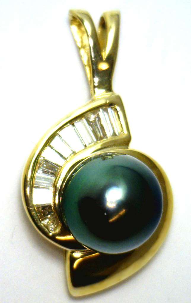 Ladies' 14kt yellow gold pearl pendant