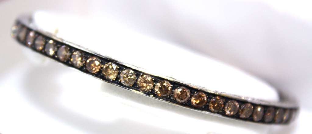 Elegant full bracelet shot of 18kt white gold diamond bangle emphasizing luxury design and total weight of 21.28 grams