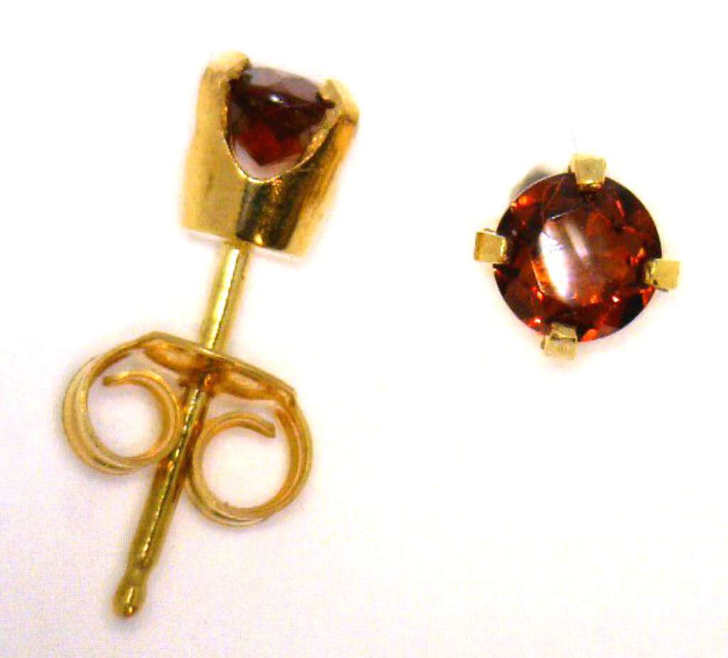 14kt yellow gold garnet stud style earrings