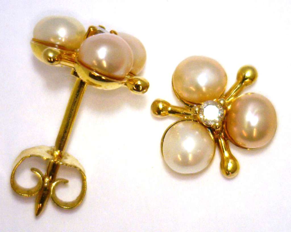 Ladies' 14kt yellow gold pearl earrings