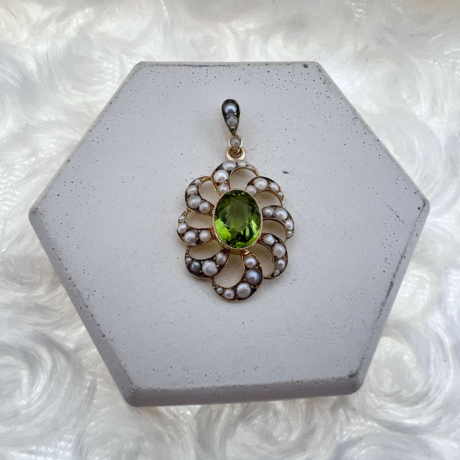 15kt yellow gold oval peridot pendant surrounded by seed pearls, top view