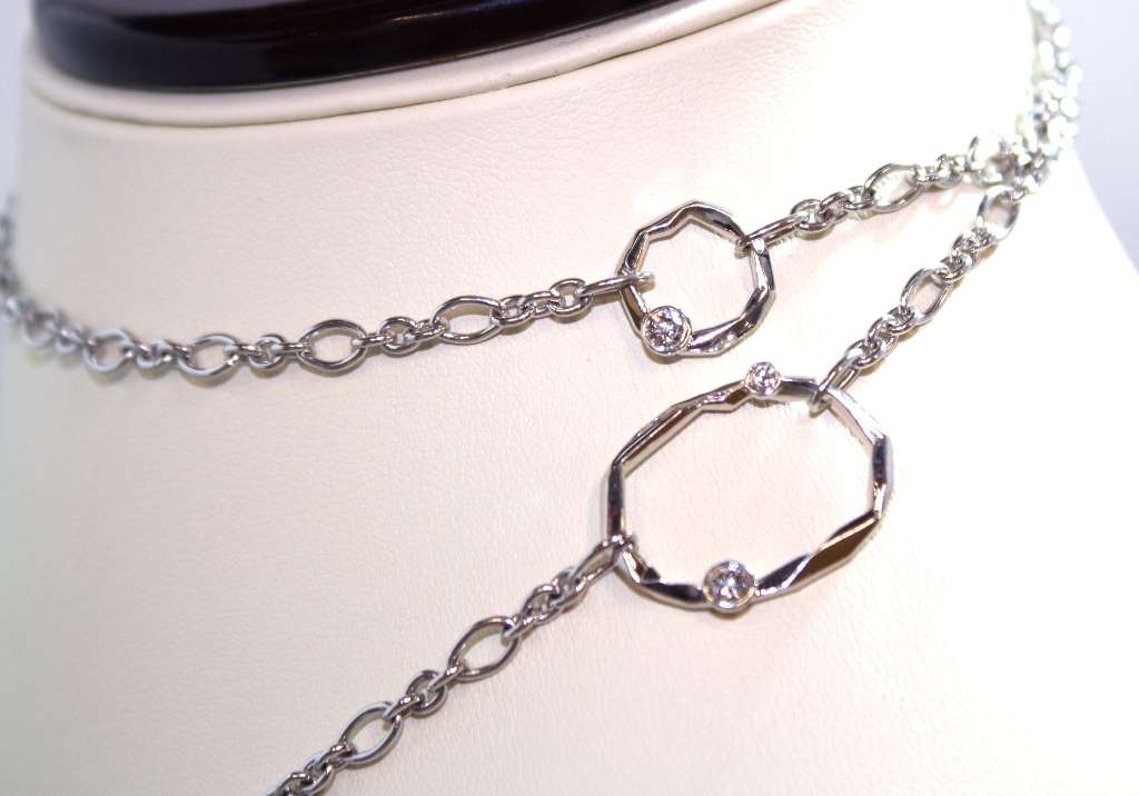 Side profile of 18kt white gold diamond necklace highlighting VS1-2 clarity diamonds