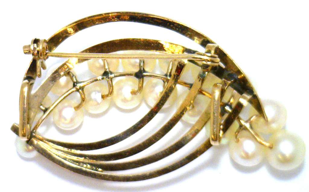 14kt yellow gold pearl brooch pendant viewed from angled side highlighting craftsmanship and pearl sizes approximately 5-6.7mm