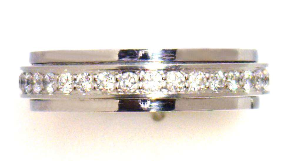 Platinum 950 Piaget Possession wedding band set with 35 round brilliant cut diamonds, close-up clear view of band front