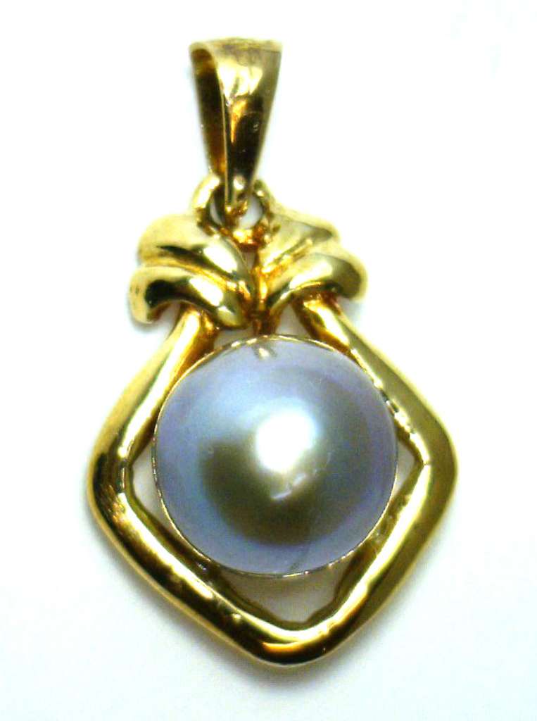 Ladies' 14kt yellow gold pearl pendant