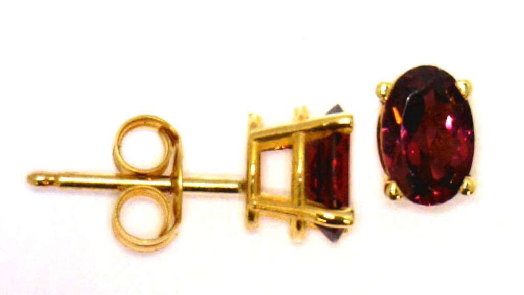 14kt yellow gold garet stud style earrings