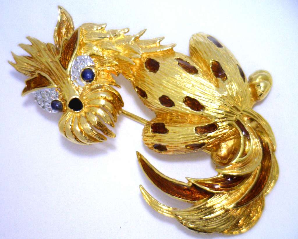 Full display of the 18kt yellow gold dog brooch laid flat showing overall design and enamel coloration