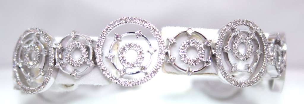 18kt white gold diamond bracelet showcasing 550 round brilliant cut diamonds with total weight 2.92cttw, detailed close-up view