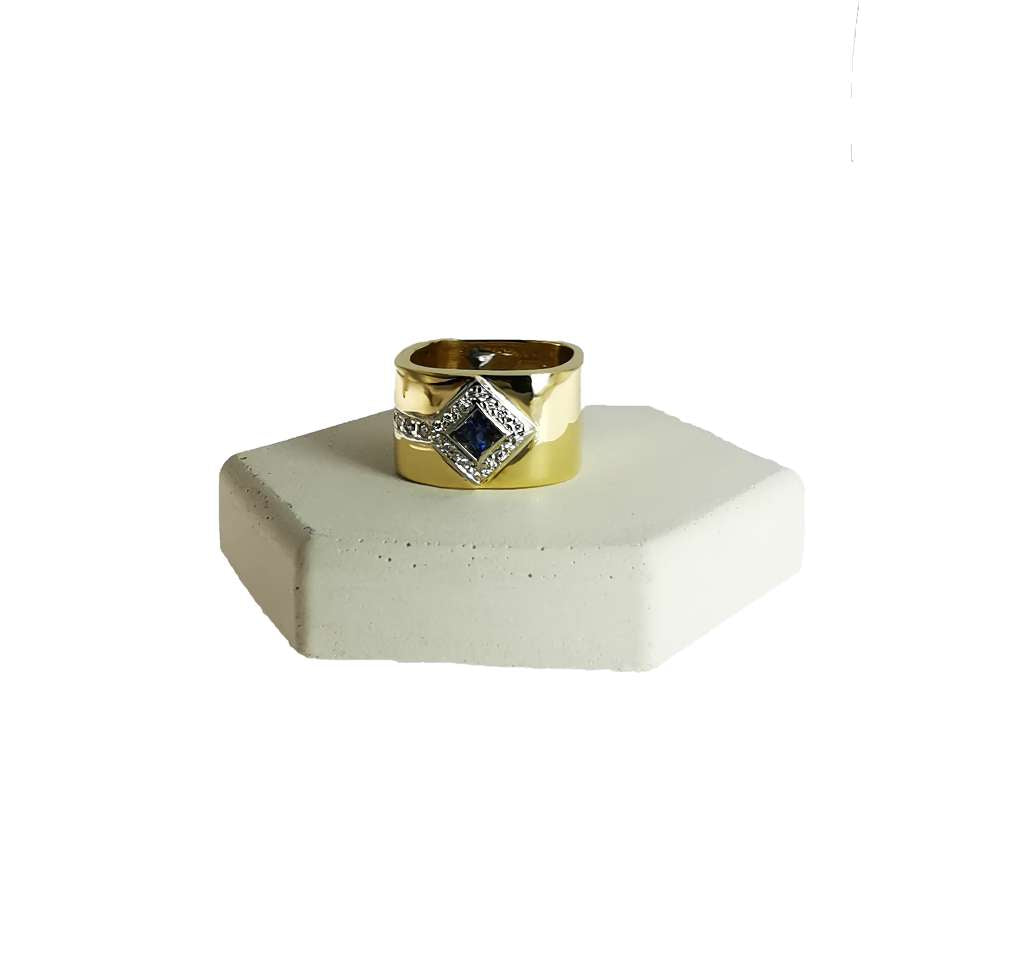 18kt yellow gold band featuring a square-shaped blue sapphire and round diamonds, front angle view