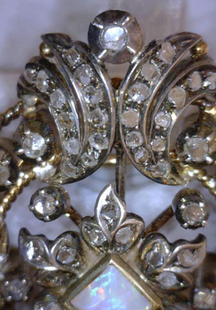 Vintage Victorian brooch detailed view of the 106 rose-cut diamonds with VS clarity and F-H color grading